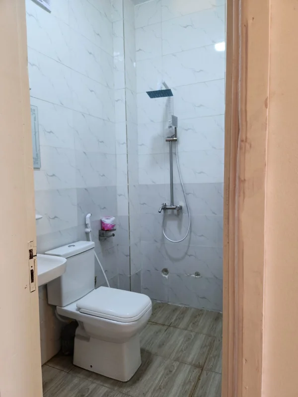 Chambre King-Size balcon — Chez Géro, Fidjrossè Cotonou