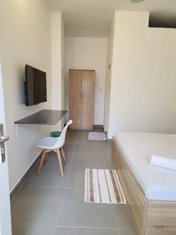 Chambre King-Size balcon — Chez Géro, Fidjrossè Cotonou