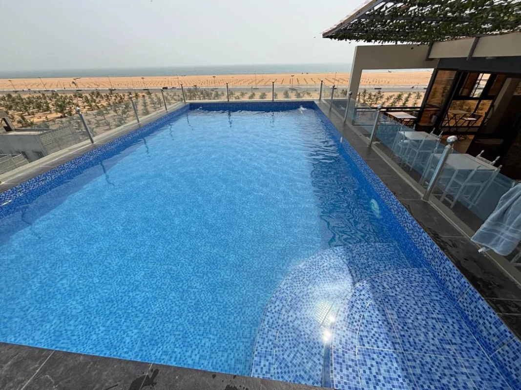Piscine rooftop — Chez Géro, Fidjrossè Cotonou