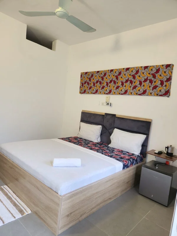 Chambre King-Size balcon — Chez Géro, Fidjrossè Cotonou